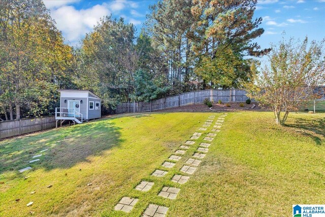 view of yard with an outdoor structure