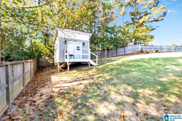 view of yard with a storage shed