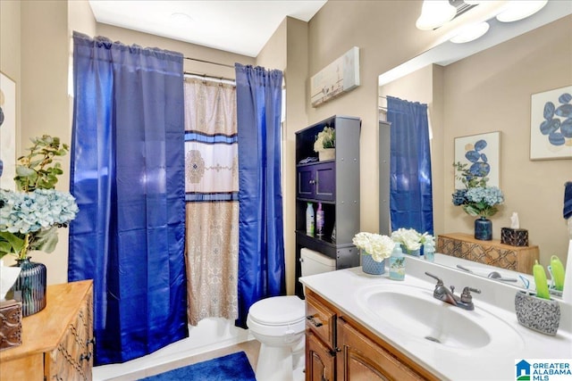 full bathroom with shower / tub combo with curtain, vanity, and toilet