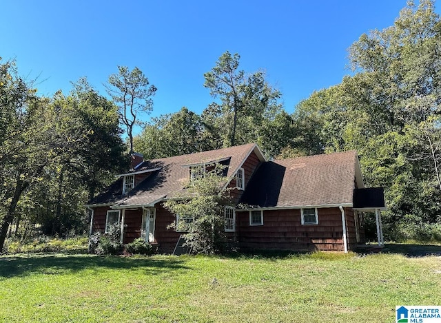 view of front of house featuring a front lawn