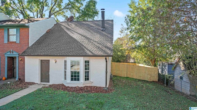 view of front of home with a front lawn