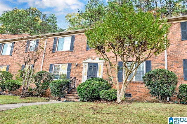 view of front of home featuring a front yard