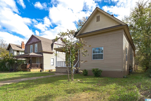 view of front facade with a porch and a front yard