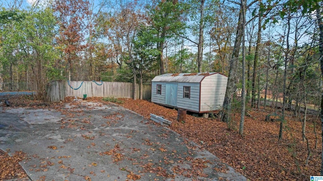 view of yard with a storage unit