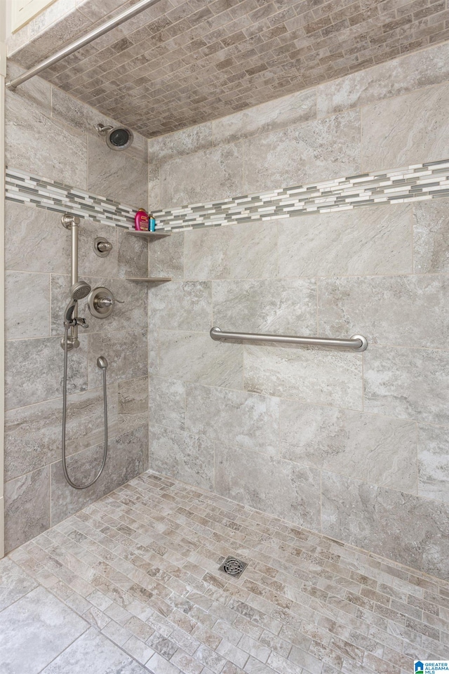 bathroom featuring a tile shower