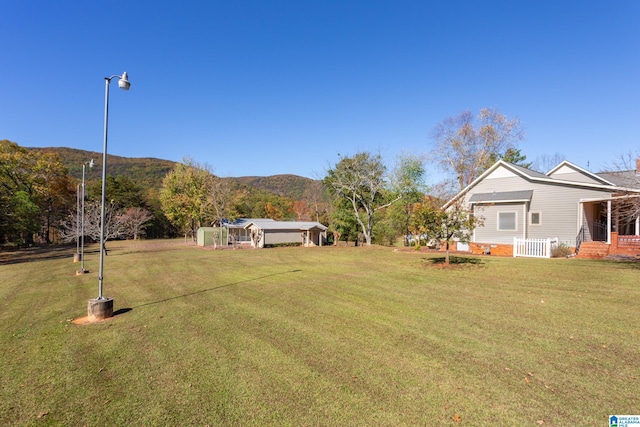 view of yard featuring a mountain view