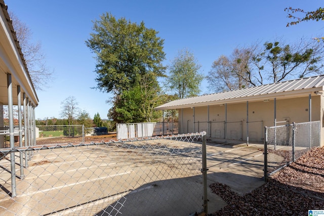 1001 Kingsway Dr, Anniston, AL 36207 - view of yard with fence