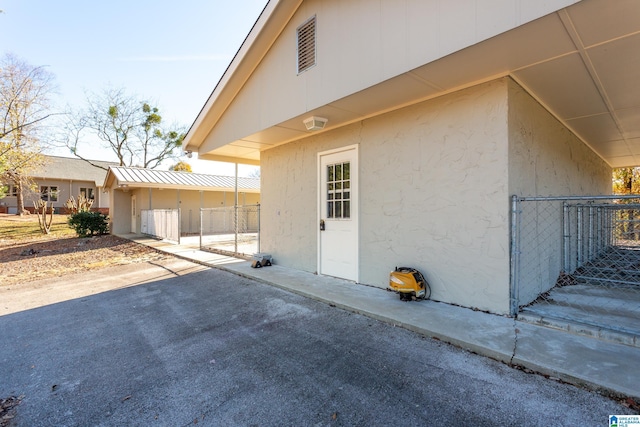 1001 Kingsway Dr, Anniston, AL 36207 - property entrance with fence, stucco siding, and a gate