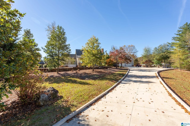 1001 Kingsway Dr, Anniston, AL 36207 - view of property's community featuring a lawn