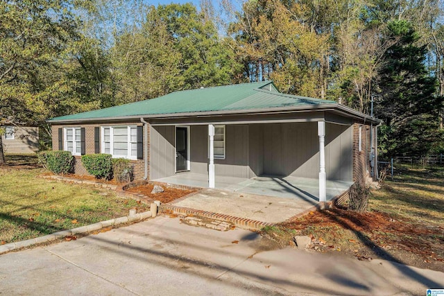 view of front facade featuring a carport and a front lawn