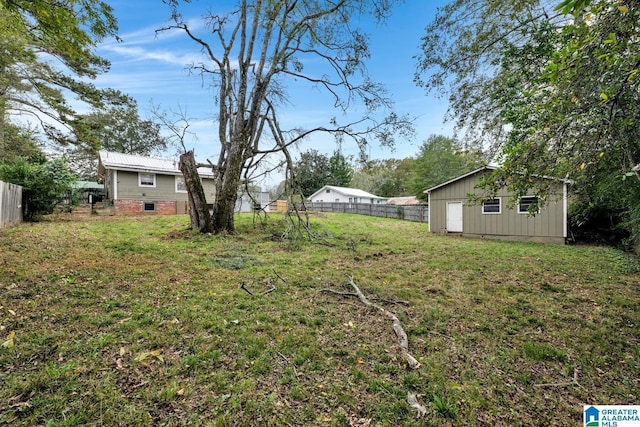 view of yard featuring an outbuilding