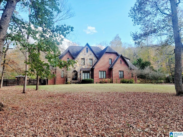 view of front of property featuring a front lawn