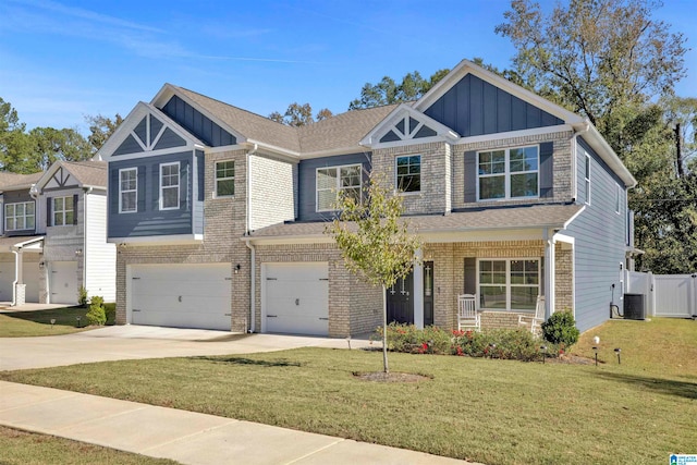 craftsman house featuring a front lawn and a garage