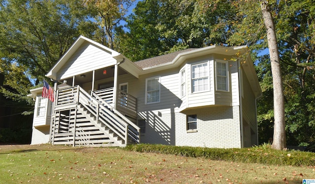 view of front facade with a front lawn