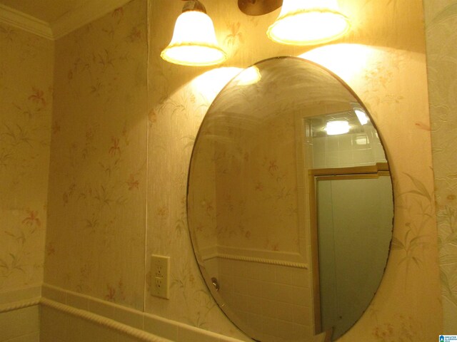 825 Goldwire St SW, Birmingham, AL 35211 - bathroom view of wallpapered walls