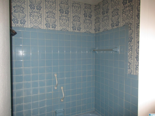 bathroom featuring tiled shower / bath combo