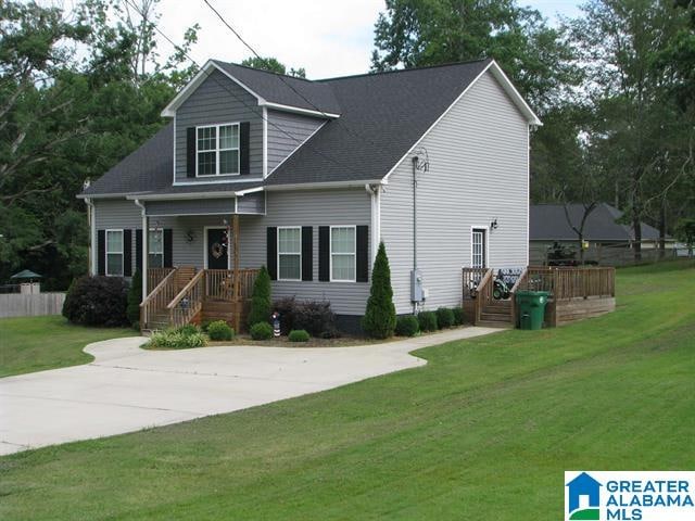 view of front of home with a front lawn