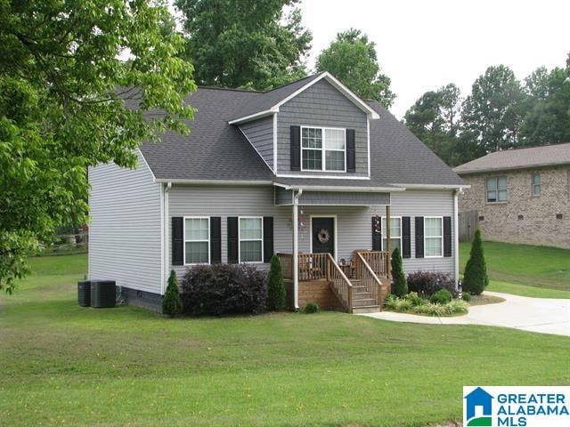 view of front facade featuring a front lawn