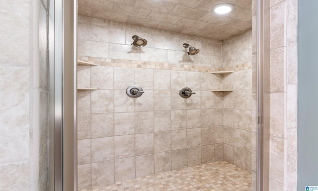 bathroom featuring a tile shower