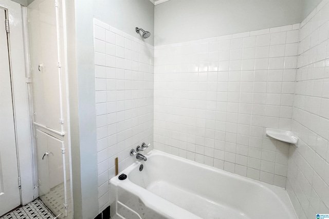 bathroom with tiled shower / bath combo