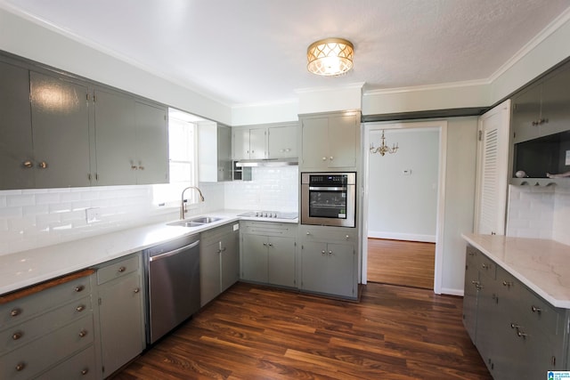 kitchen featuring dark wood-type flooring, sink, gray cabinetry, and stainless steel appliances