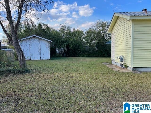 view of yard featuring a shed