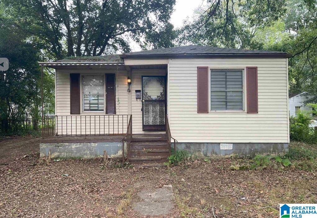 view of front of property featuring covered porch