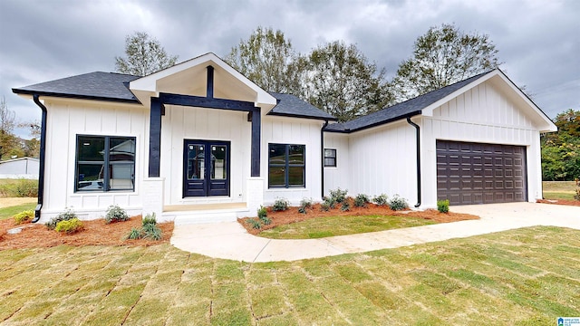 modern farmhouse style home featuring a garage and a front lawn