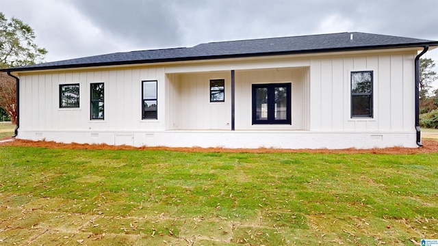 view of front of house featuring a front lawn