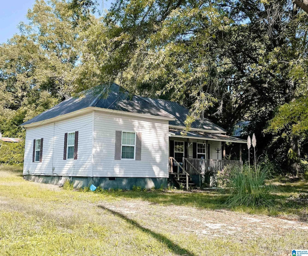 view of front of home featuring a porch and a front lawn