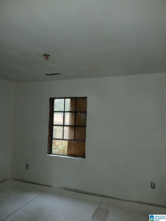 spare room featuring concrete flooring