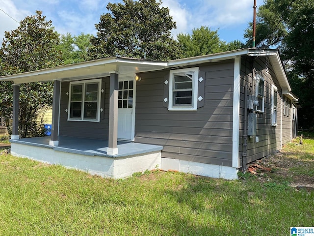 view of front facade featuring a front lawn