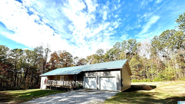 view of front facade featuring a front yard and a garage