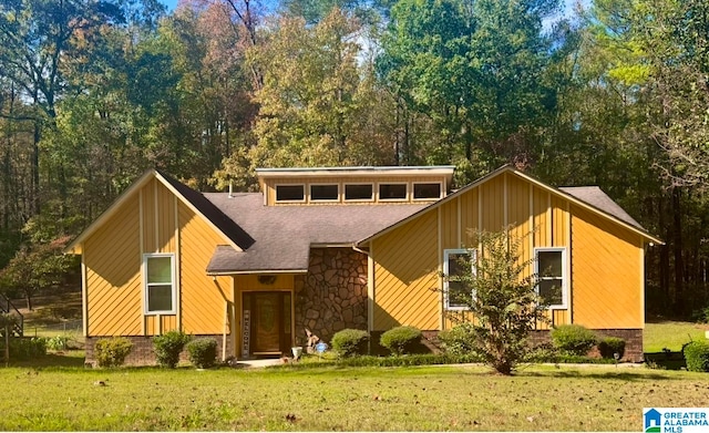 view of front of property with a front yard