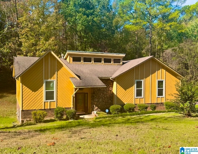 view of front facade with a front yard