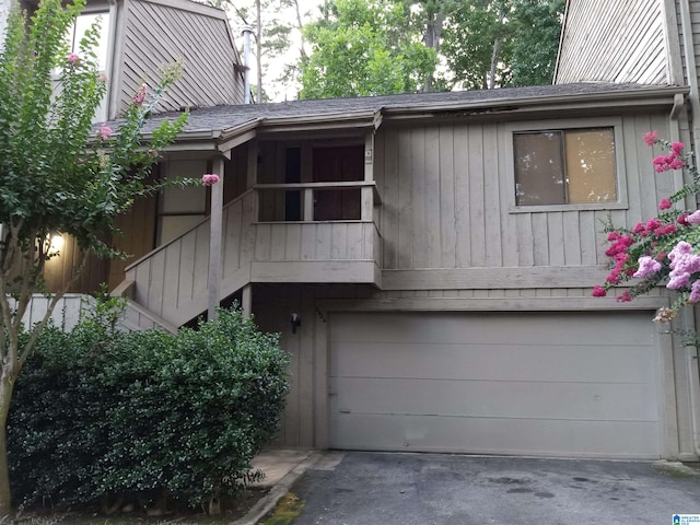 view of front facade featuring a garage