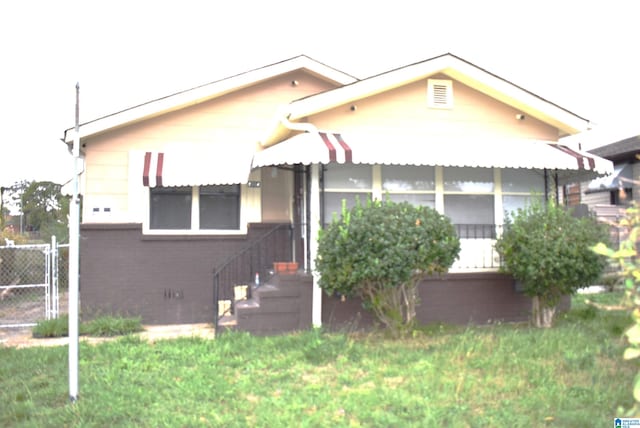 view of front of home featuring a front yard