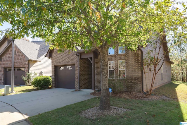 view of front of home featuring a front yard