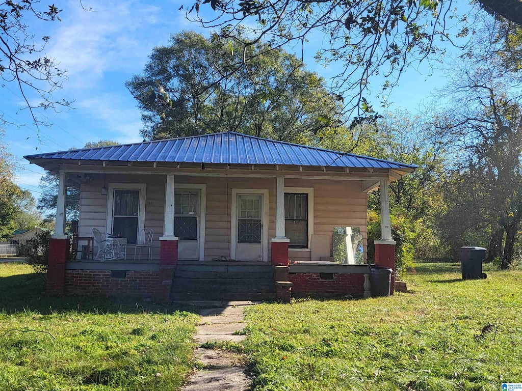 view of front facade featuring covered porch and a front yard