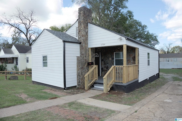 view of front of property featuring a front yard