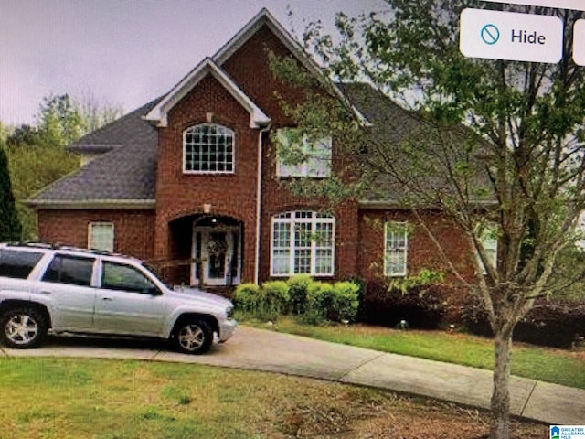 view of front facade featuring a front yard