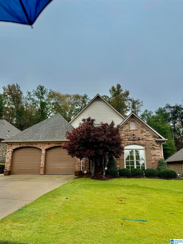 view of front facade featuring a front yard and a garage