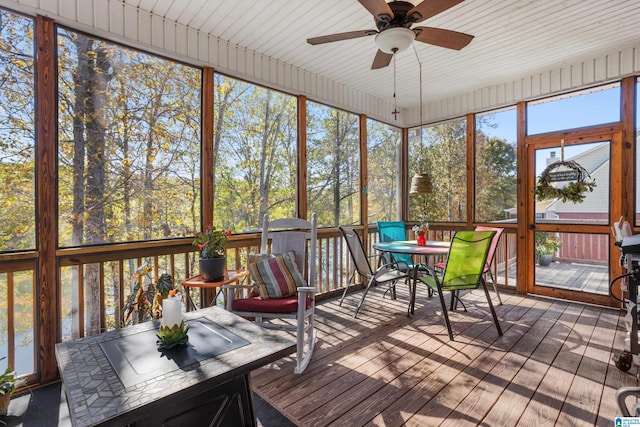 sunroom featuring ceiling fan