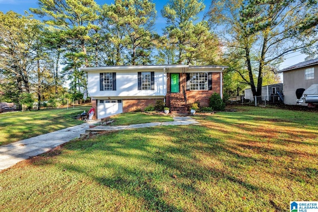 view of front of home featuring a front yard and a garage