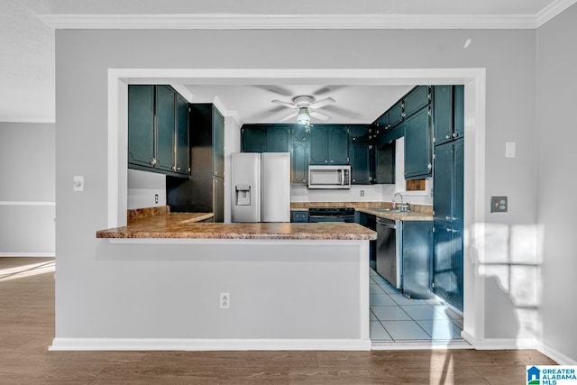 kitchen featuring appliances with stainless steel finishes, light hardwood / wood-style floors, ceiling fan, and crown molding