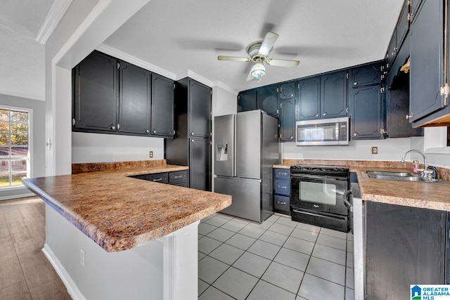 kitchen featuring sink, ornamental molding, light hardwood / wood-style floors, kitchen peninsula, and stainless steel appliances