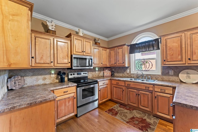 kitchen with sink, crown molding, stainless steel appliances, light hardwood / wood-style floors, and backsplash