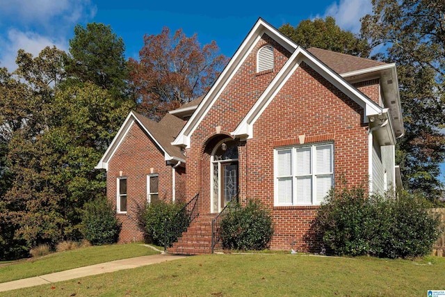 front facade featuring a front yard