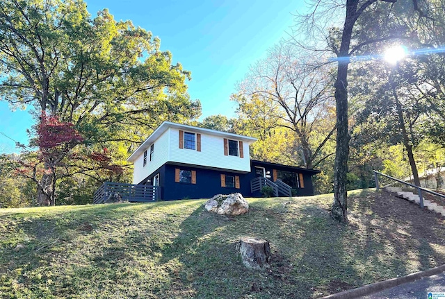 view of front of home featuring a front lawn