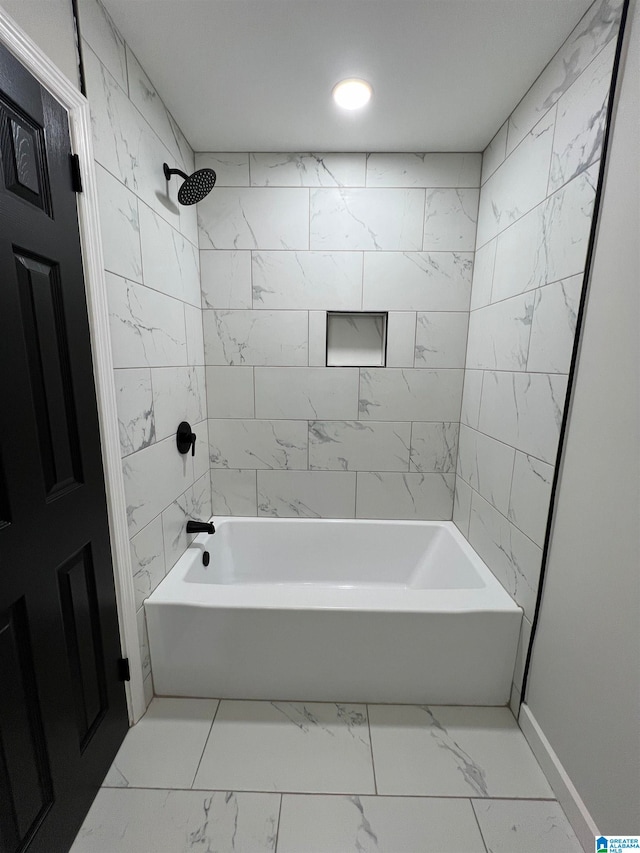 bathroom featuring tiled shower / bath combo